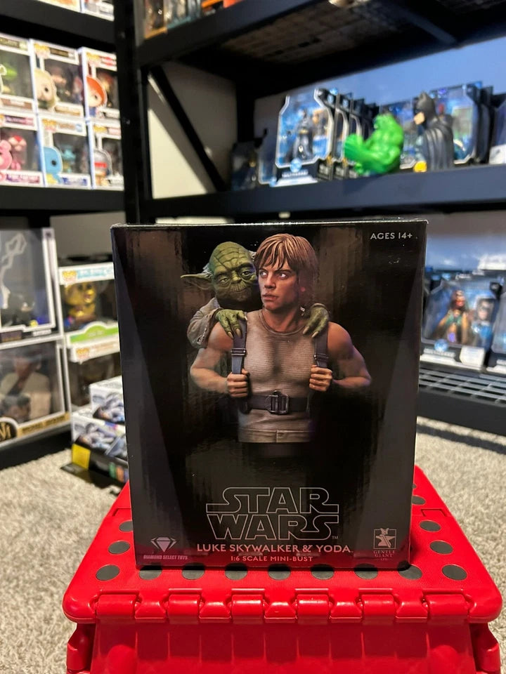 Star Wars: The Empire Strikes Back Luke Skywalker with Yoda 1:6 Scale Mini-Bust